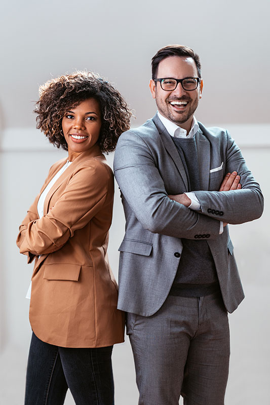 Mitarbeiter und MItarbeiterin nebeneinander